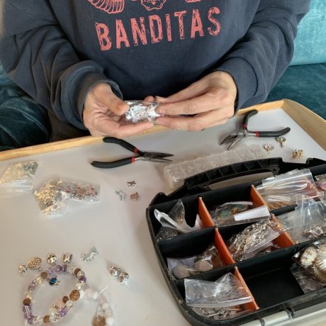 Atelier bracelet de pierre en Ardèche