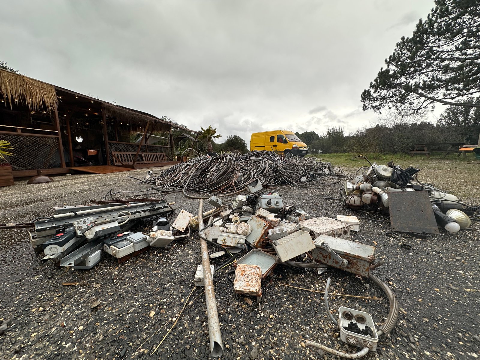 Déchets électrique de la Grotte Aven Forestière