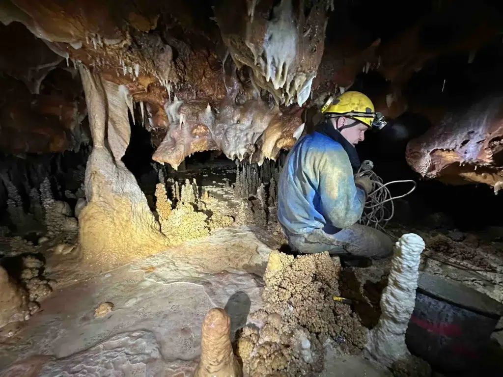 Électricien dans la Grotte Aven Forestière