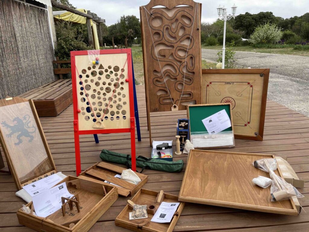 Jeux ancien en bois à découvrir à la Grotte Aven Forestière