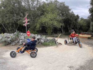 Karting à pédale pour toute la famille à la Grotte Aven Forestière
