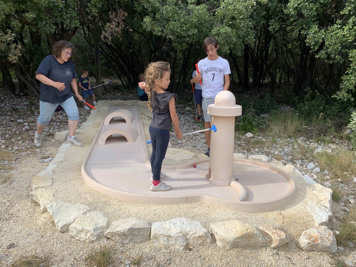 Mini-golf de la Grotte Aven Forestière en Ardèche