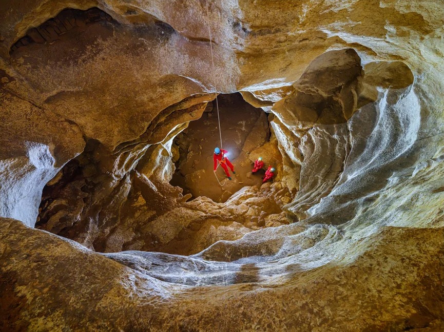 Spéléologues dans la Grotte Saint Marcel