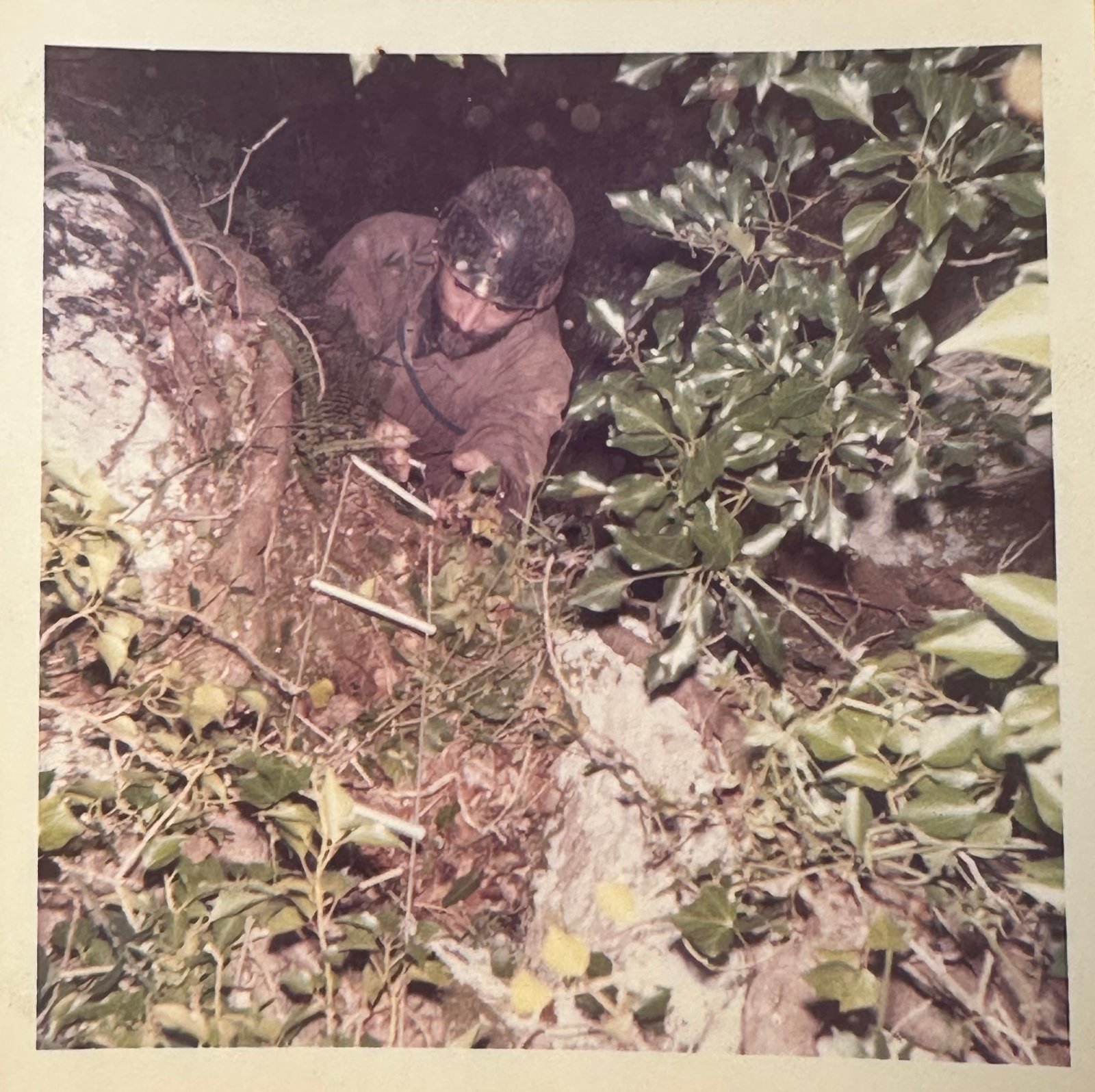 Spéléologue lors de la découverte de la Grotte Aven Forestière
