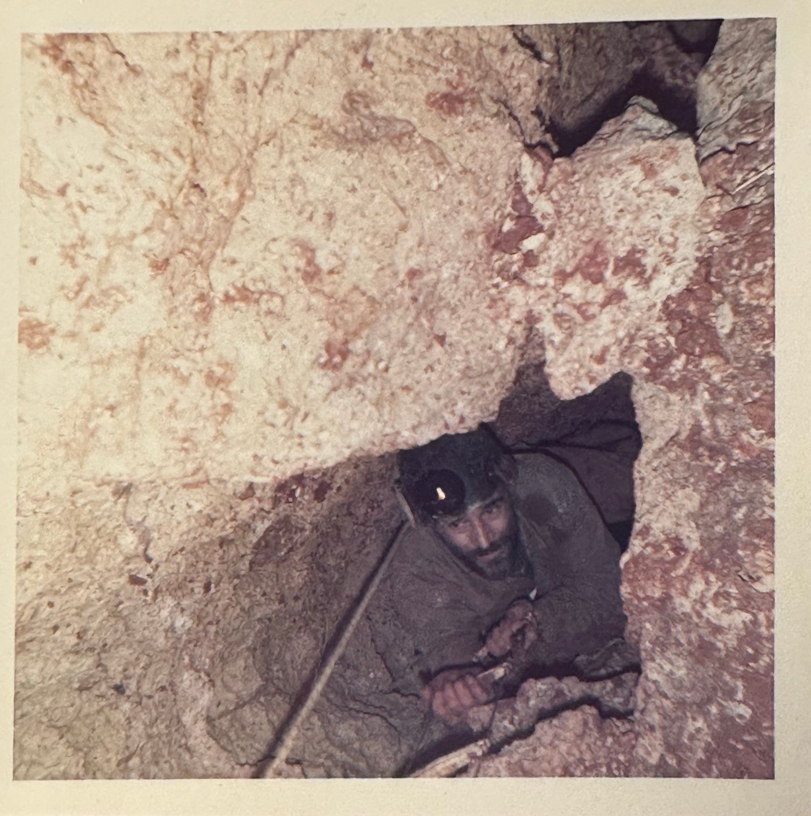 Spéléologue lors de la découverte de la Grotte Aven Forestière
