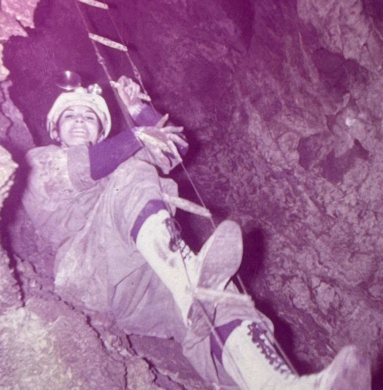 Spéléologue lors de la découverte de la Grotte Aven Forestière