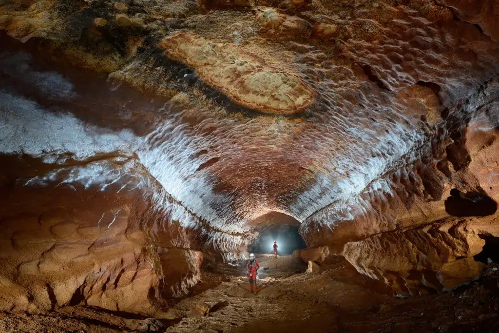 Spéléologues dans la Grotte Saint Marcel