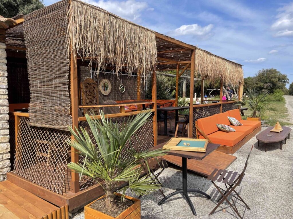 Terrasse pour le snack, les jeux, la détente