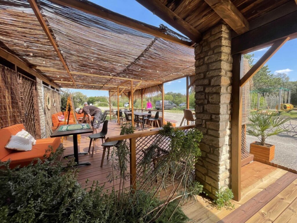 Terrasse pour le snack, les jeux, la détente