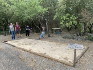 Terrain de pétanque à la Grotte Aven Forestière