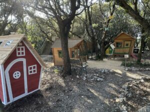 Village de cabanes pour les enfants en visite à la Grotte Aven Forestière