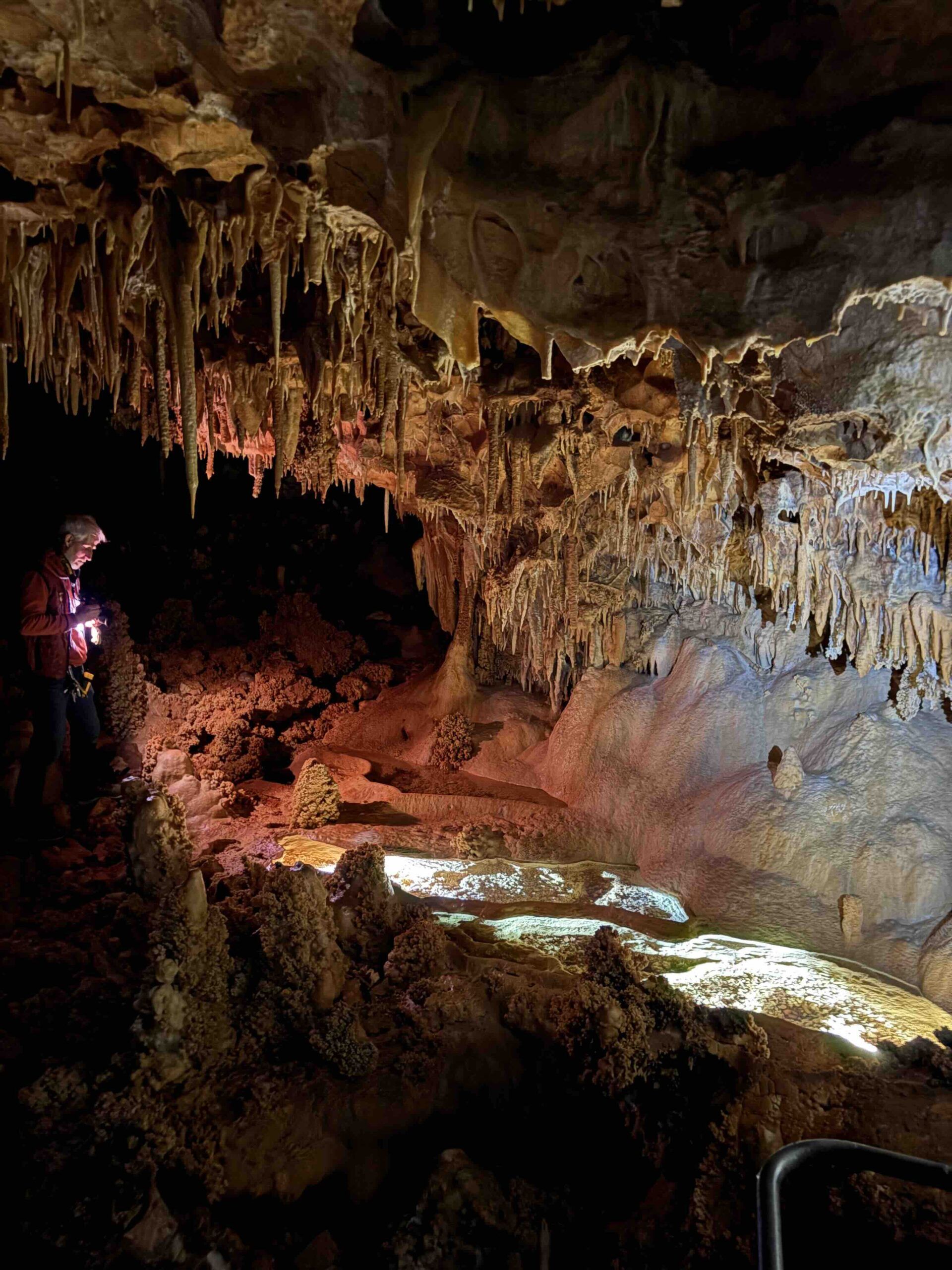 Gours éclairé par des frontales