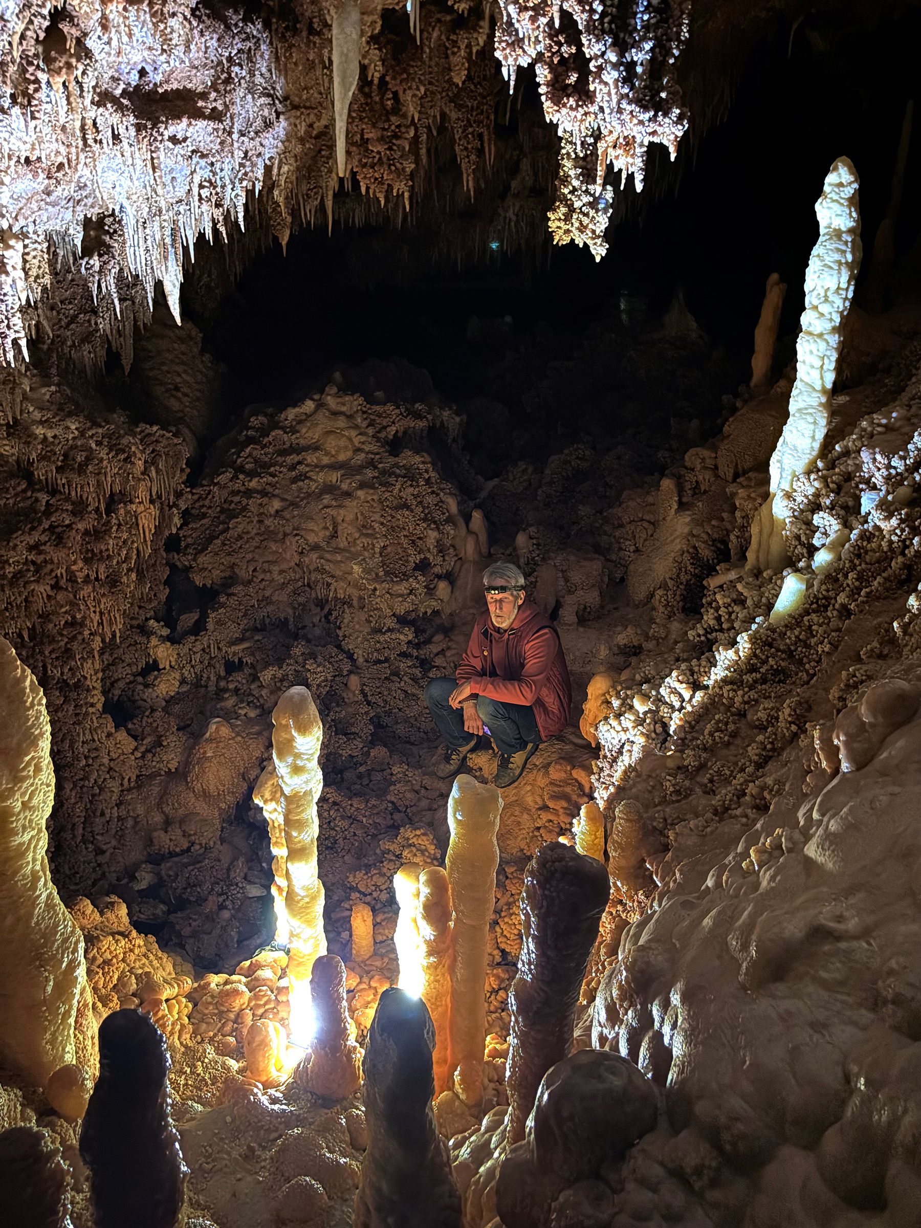 Visiteur-stalagmites-eclairees