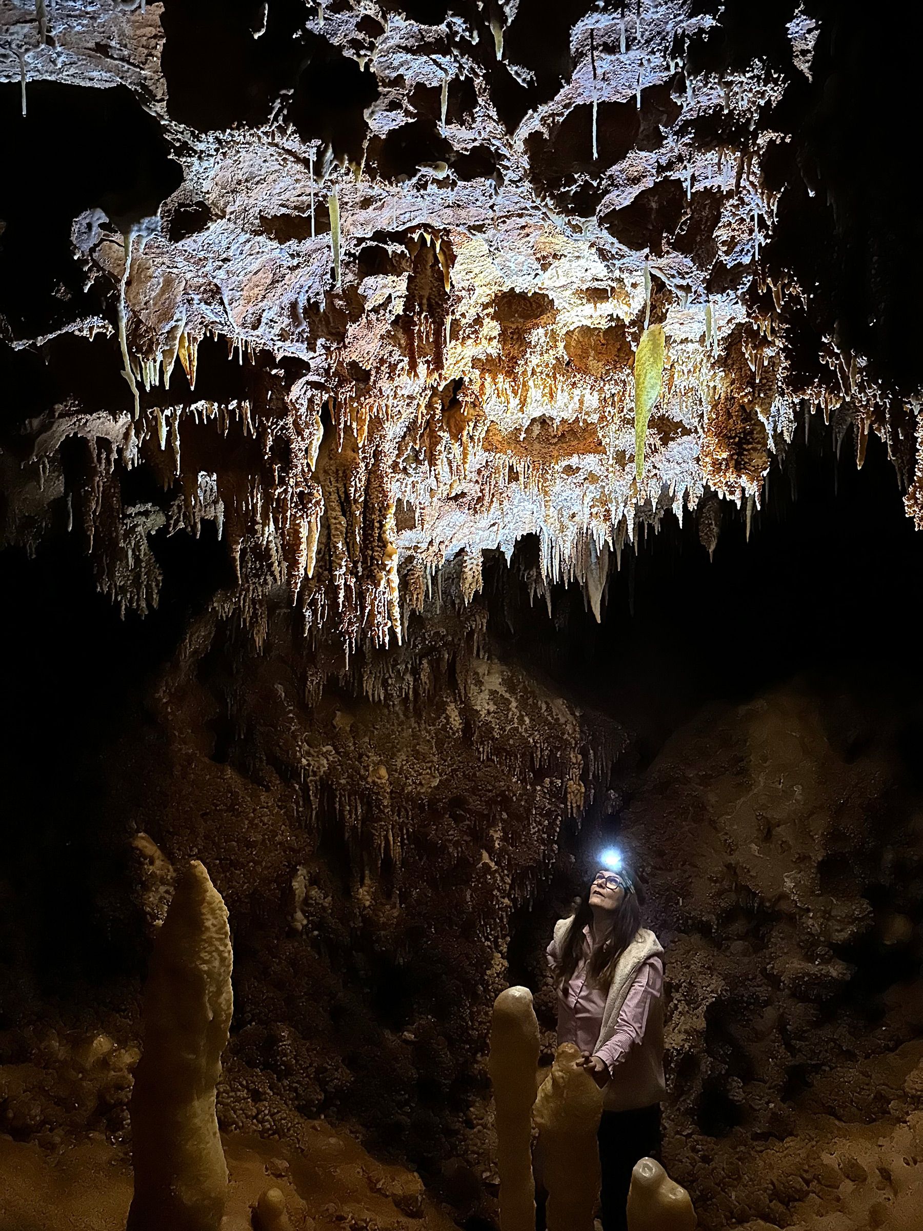 Visiteur-regarde-en-haut-stalactite-de-la-grotte