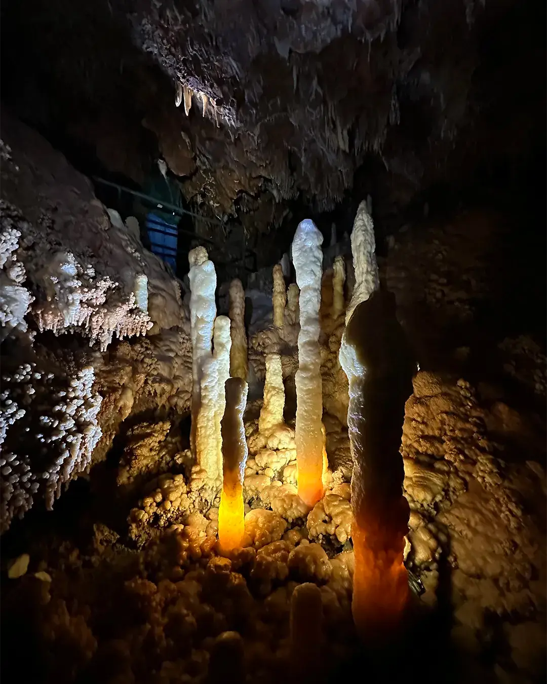 ensemble de stalagmites éclairées dans la grotte