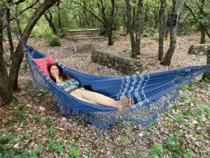 femme dans un hamac sous les arbres à l'ombre