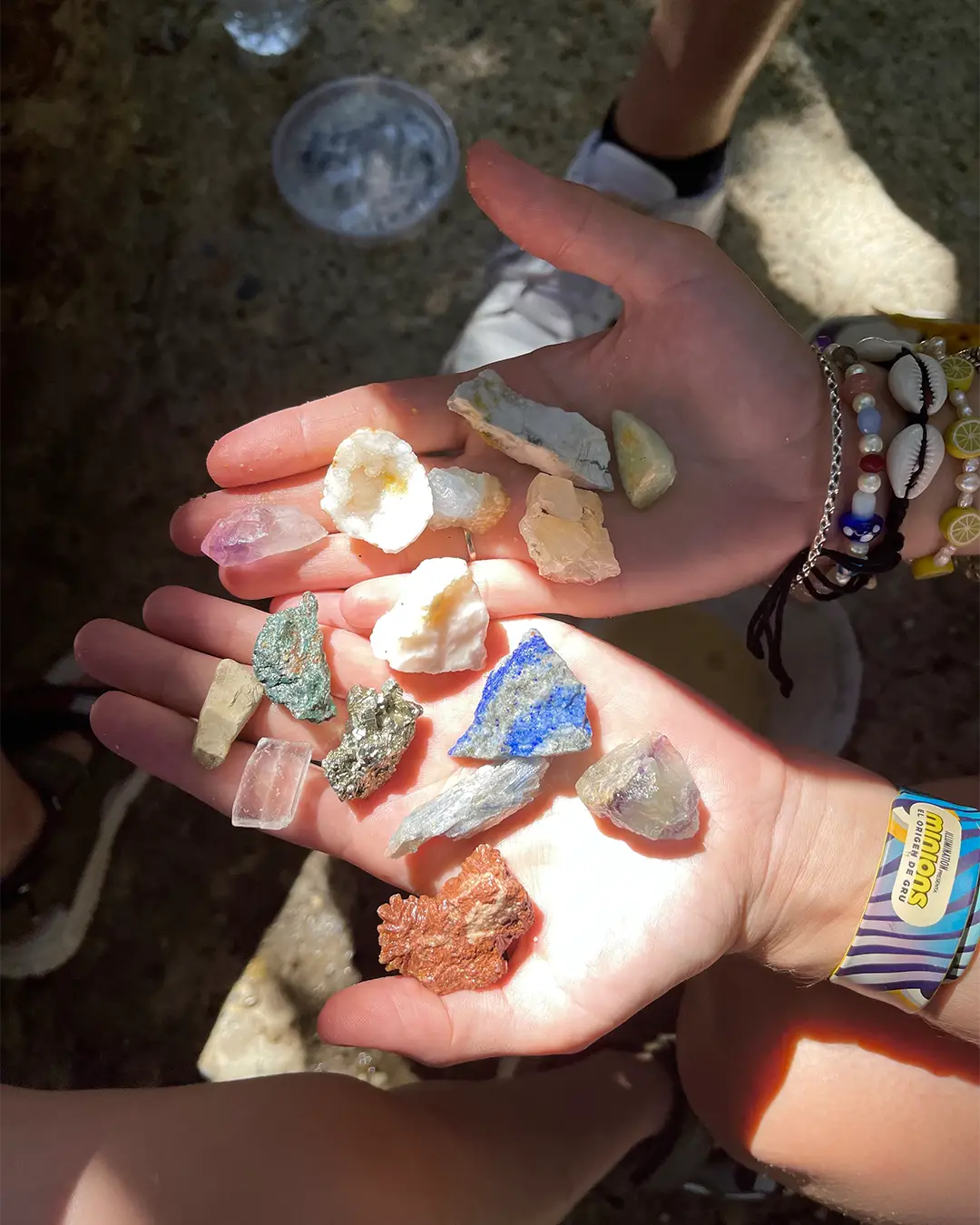 dans les mains se trouvent des cristaux de la rivière des chasseurs de cristaux