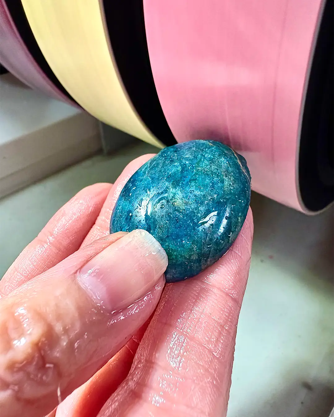 polissage de la pierre d'apatite sur machine