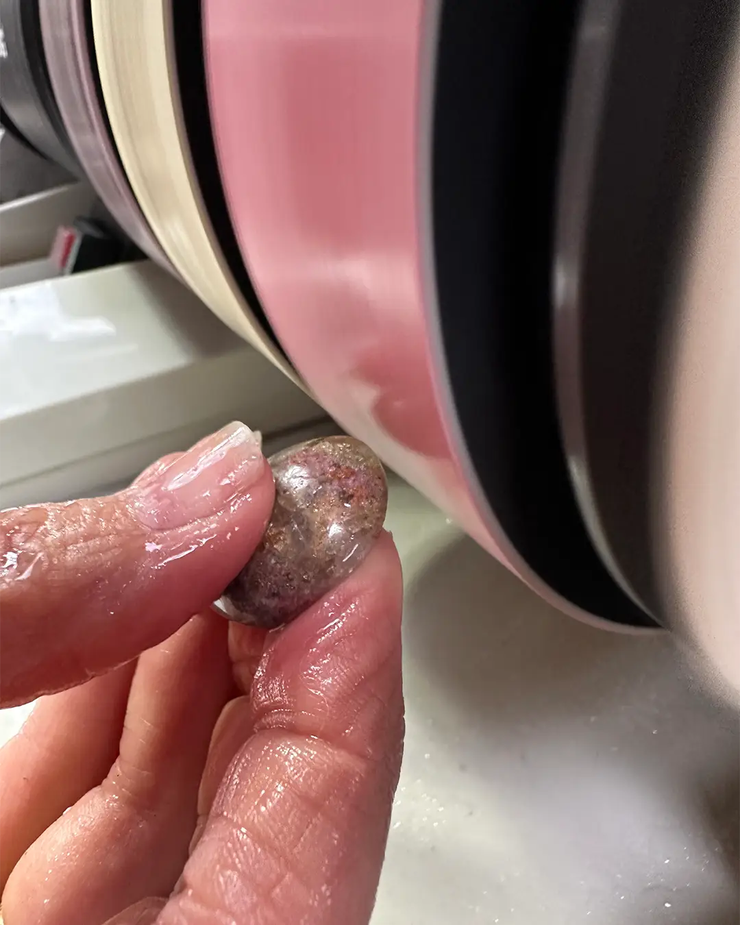 polissage macro d'une pierre de rhodonite avec la machine boutique de la grotte