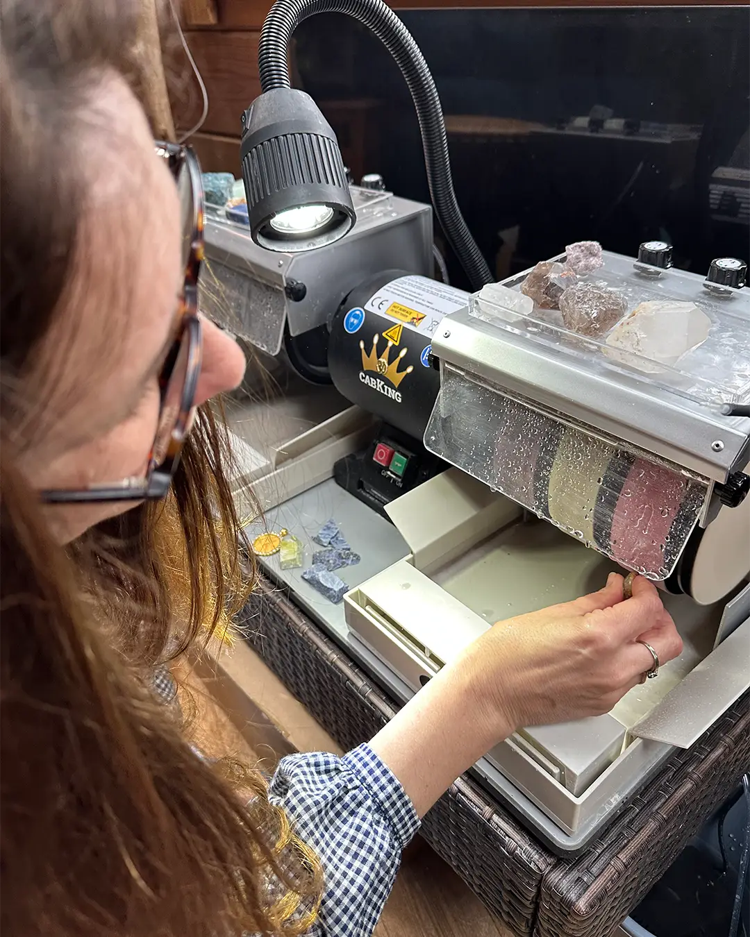 polissage d'une pierre de rhodonite avec la machine boutique de la grotte