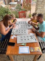 Atelier bracelet de pierre en Ardèche