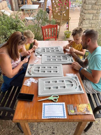 Atelier bracelet de pierre en Ardèche