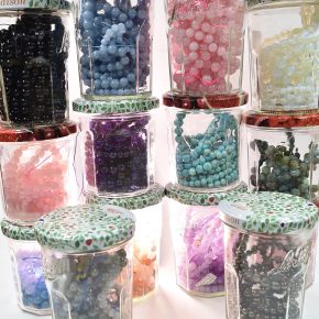 Atelier bracelet de pierre en Ardèche
