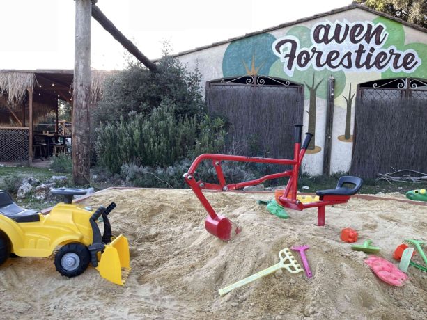 Bac à sable enfant à la Grotte Aven Forestière