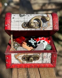 coffre rouge en bois remplit de trésor de pirate