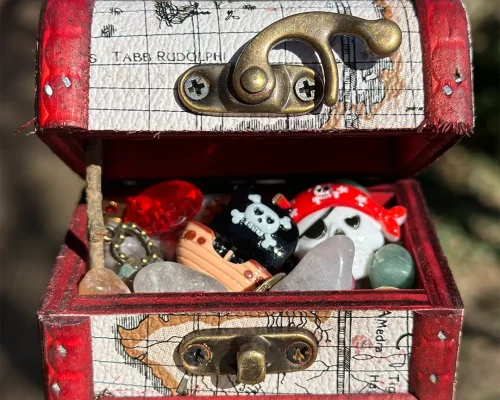 coffre rouge en bois remplit de trésor de pirate