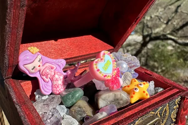 coffre en bois rouge avec figurine sirène bague et pierres