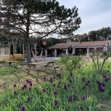 Espace jeux et détentes à la Grotte Aven Forestière