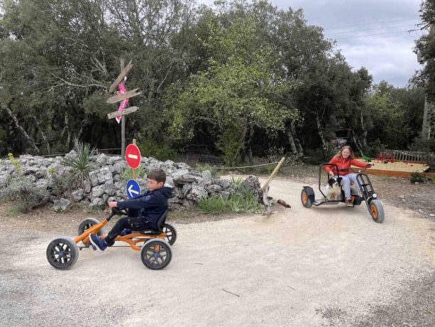 Karting à pédale pour toute la famille à la Grotte Aven Forestière