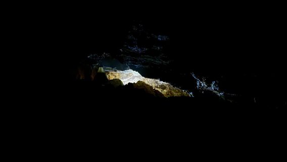 Lueur dans la Grotte Aven Forestière