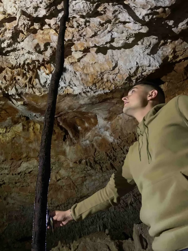 Racine d'arbousier dans la Grotte Aven Forestière