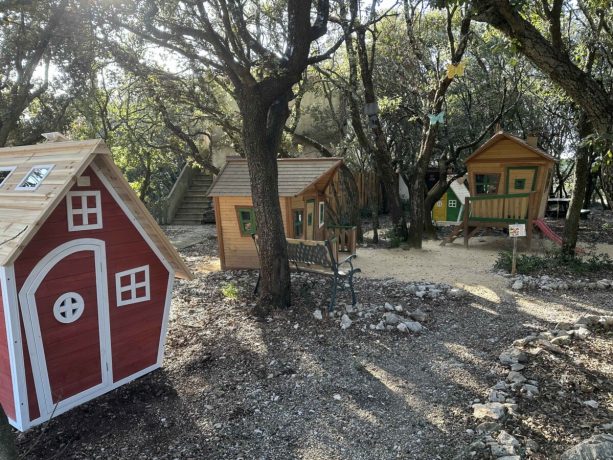 Village de cabanes pour les enfants en visite à la Grotte Aven Forestière